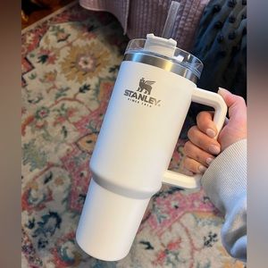 Stanley 40oz Quencher LIKE NEW! 🤍